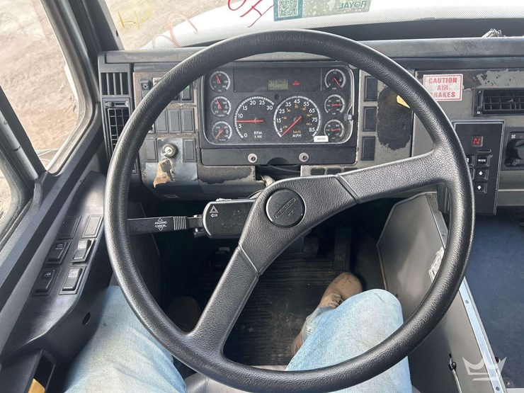 2004-freightliner-fl60-image-10