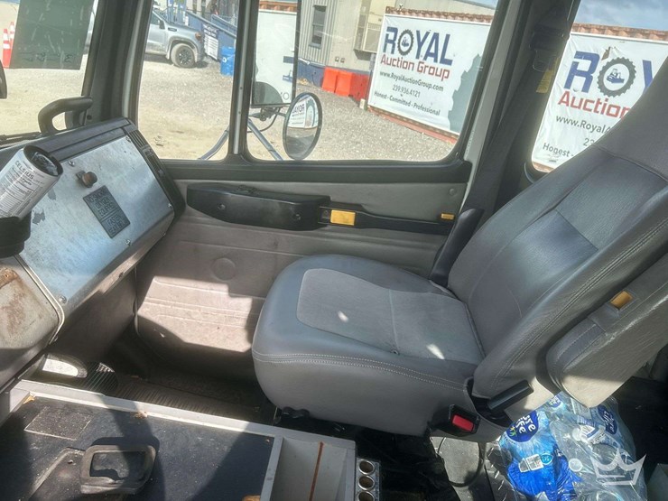 2003-freightliner-fl60-image-16