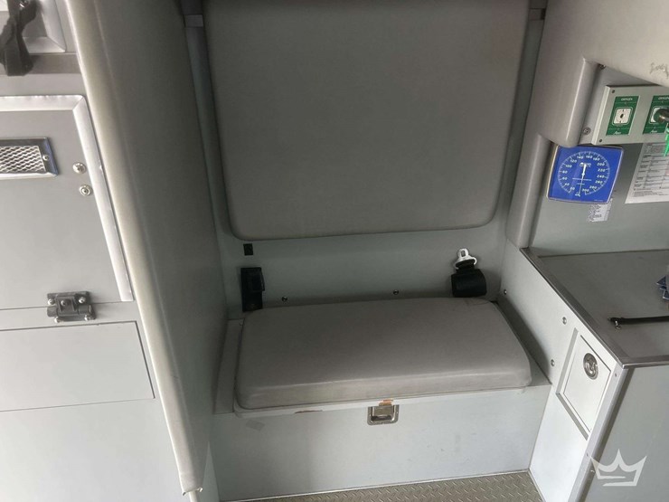 2005-freightliner-m2-106-image-49