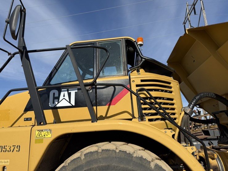 2010-caterpillar-740-image-11