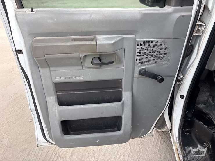 2009-ford-cargo-image-12