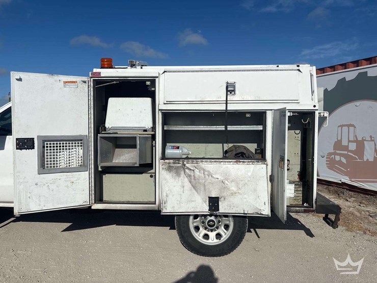 2015-chevrolet-silverado-3500hd-image-21