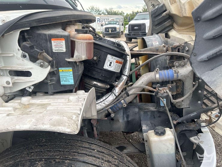 2019-freightliner-m2-106-image-14