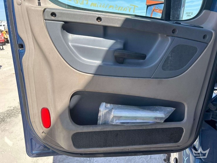 2017-freightliner-cascadia-125-image-26