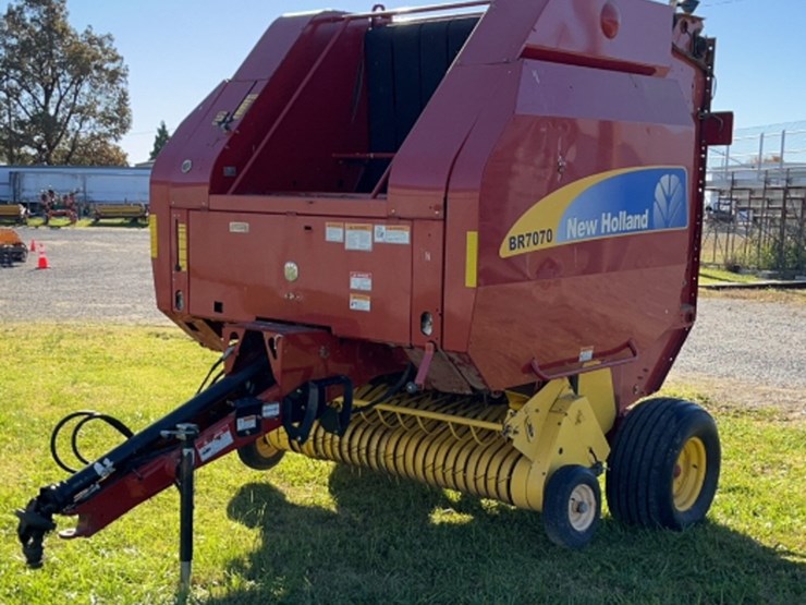 2010-new-holland-br7070-image-2