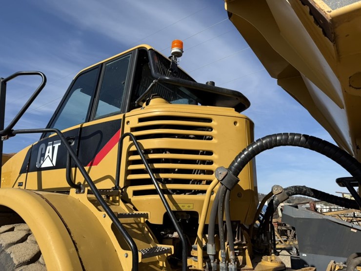 2010-caterpillar-740-image-13