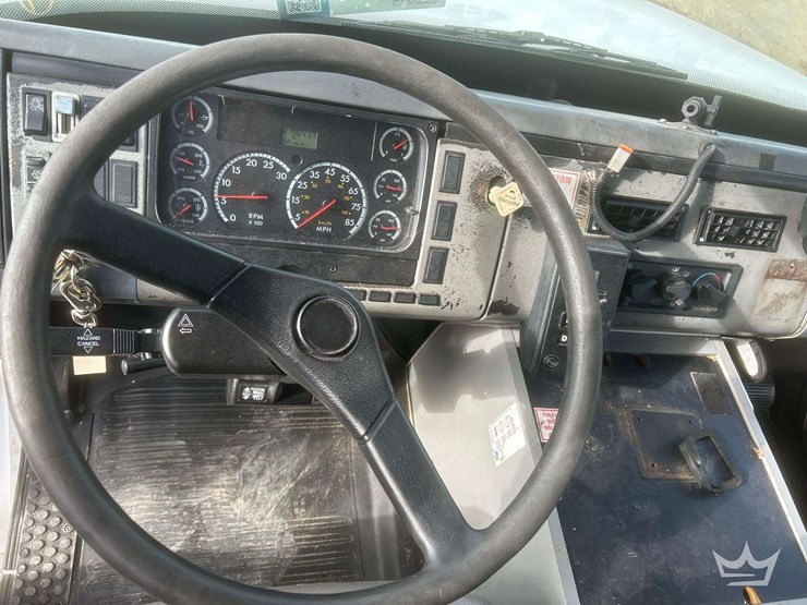 2003-freightliner-fl60-image-9