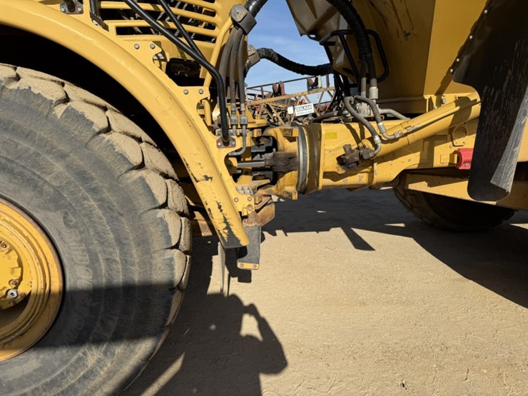 2010-caterpillar-740-image-12