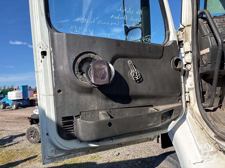 1998-volvo-vn-image-11