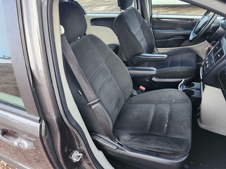 2015-dodge-grand-caravan-image-40