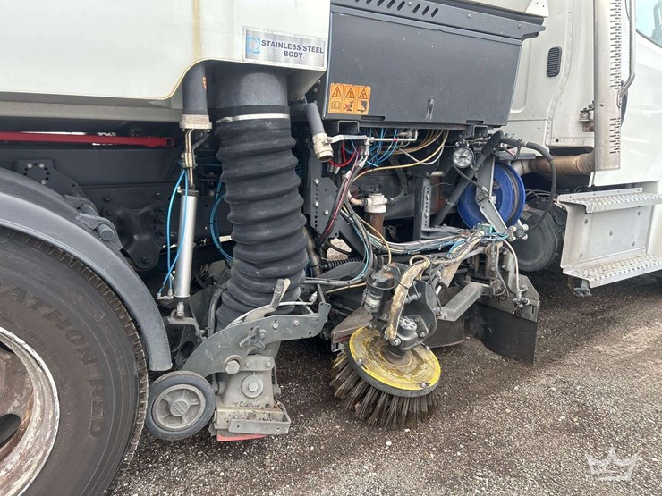 2019-freightliner-m2-106-image-21