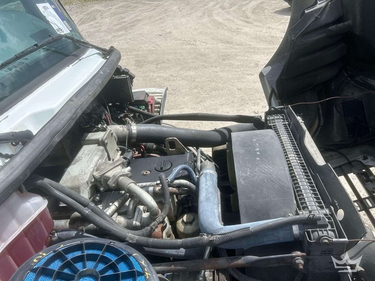 2005-freightliner-m2-106-image-6