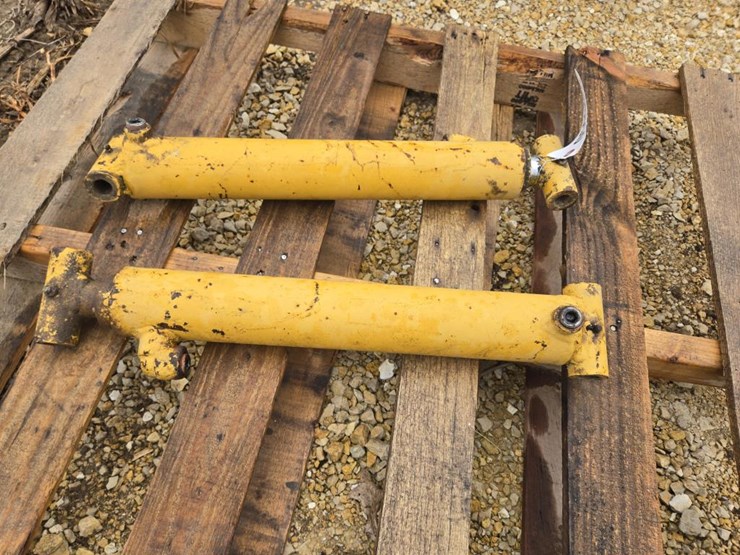 #5935-•-(2)-hydraulic-cylinders-image-1