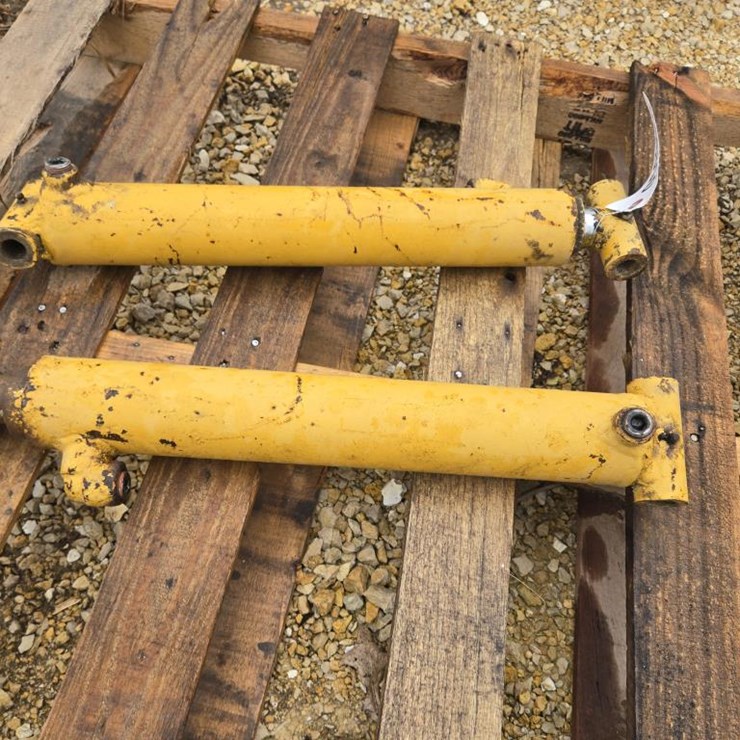 #5935 • (2) HYDRAULIC CYLINDERS