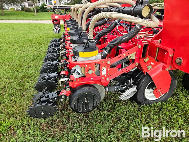 2007-white-8524c-24r20-planter-image-16