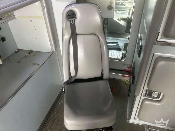 2003-freightliner-fl60-image-42