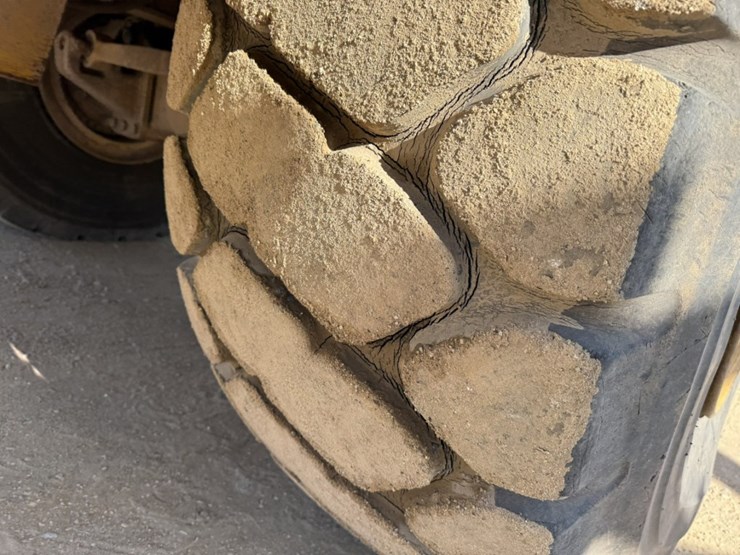 2010-caterpillar-740-image-95