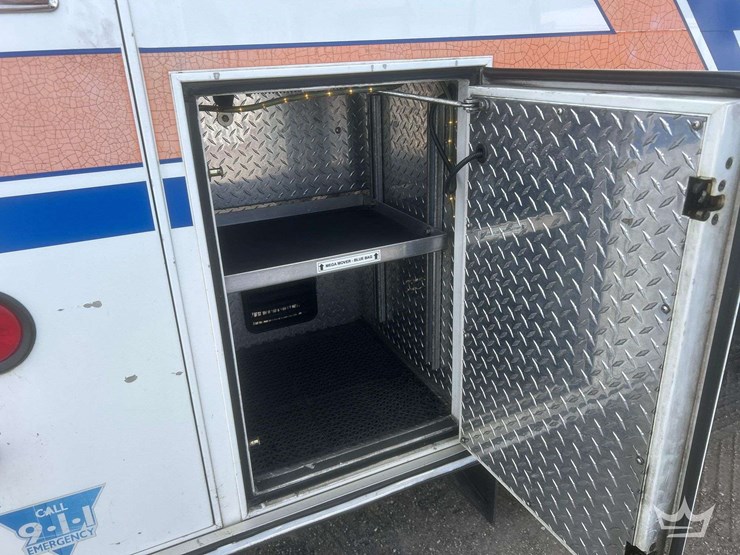 2003-freightliner-fl60-image-52