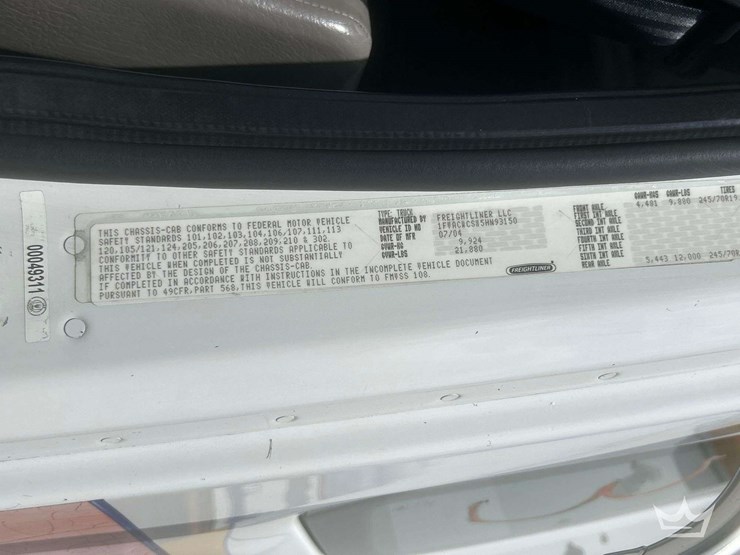 2005-freightliner-m2-106-image-5