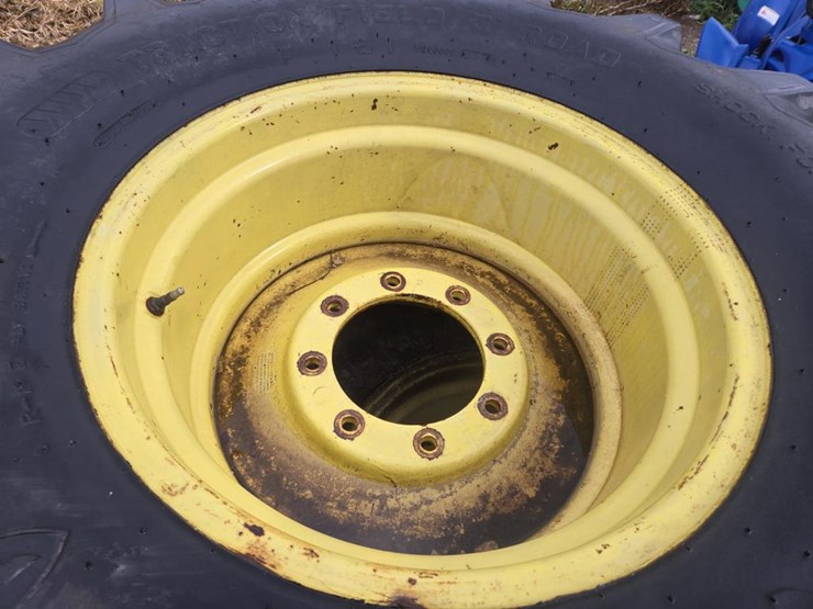 #5924-•-(2)-23.1-x-26-tires-on-john-deere-rims-image-3