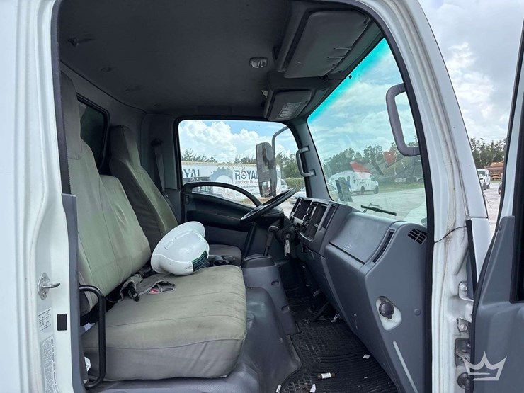 2011-isuzu-npr-image-27