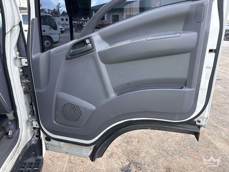 2011-isuzu-npr-image-26