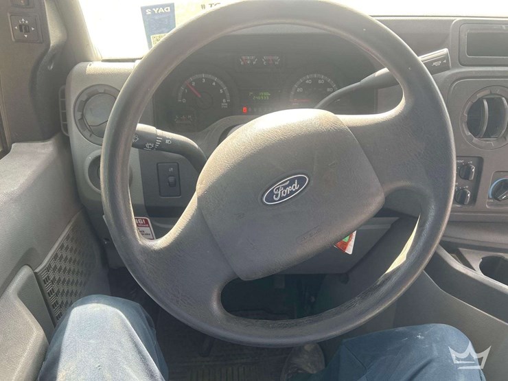 2014-ford-e-450-super-duty-shuttle-bus-image-13