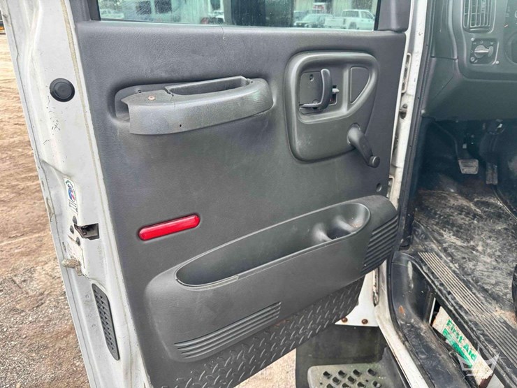 2005-chevrolet-c4500-altec-bucket-truck-image-10