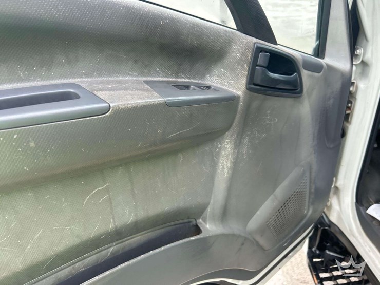 2016-isuzu-npr-image-10