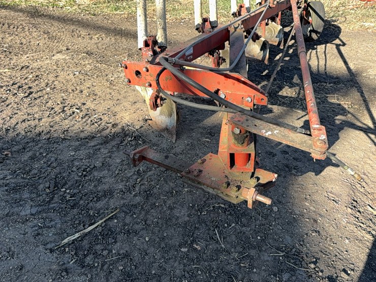 international-710-image-4