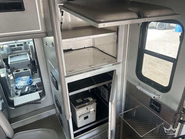 2004-freightliner-fl60-image-29