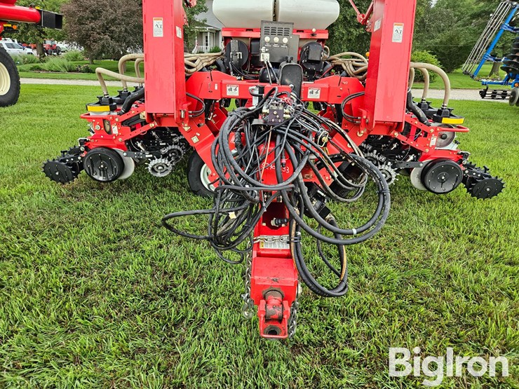 2007-white-8524c-24r20-planter-image-12