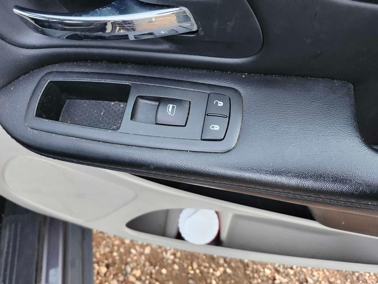 2015-dodge-grand-caravan-image-38