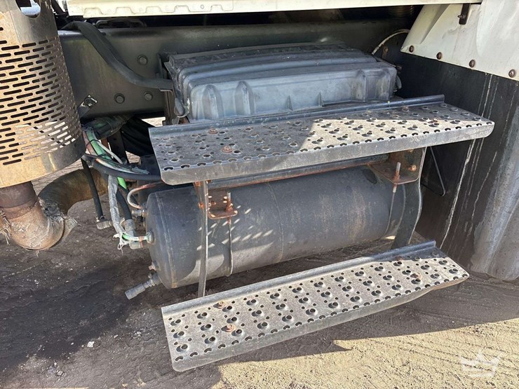 2009-international-7400-image-50