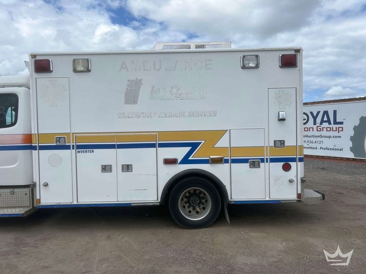 2005-freightliner-m2-106-image-34