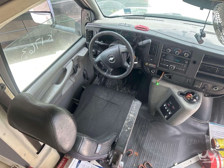 2015-chevrolet-express-4500-image-29