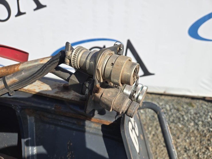 john-deere-329d-image-32