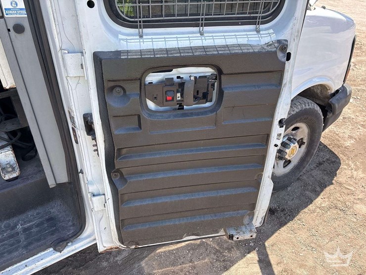 2006-chevrolet-express-3500-image-29