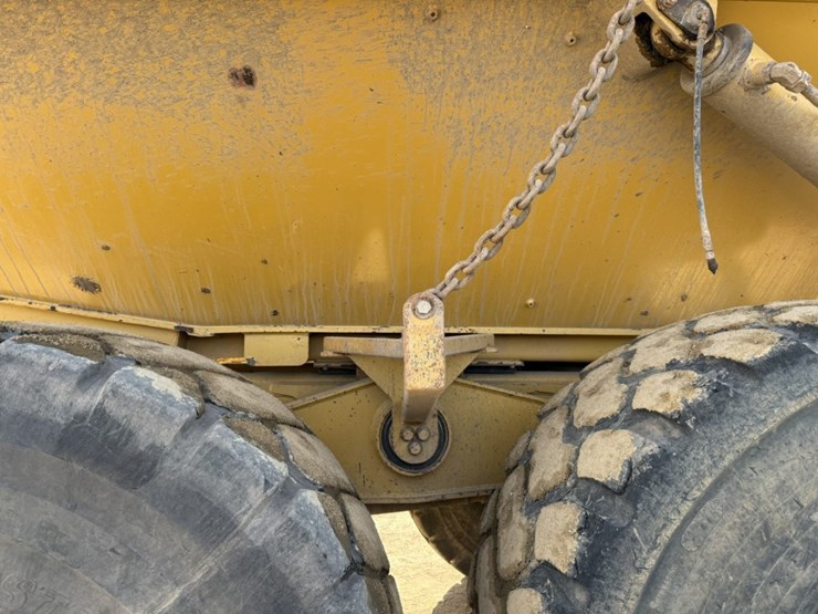 2010-caterpillar-740-image-39