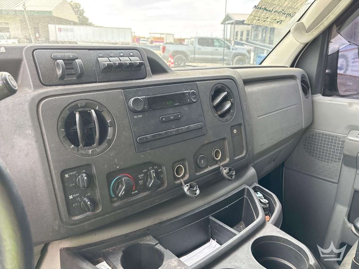 2013-ford-cargo-image-16