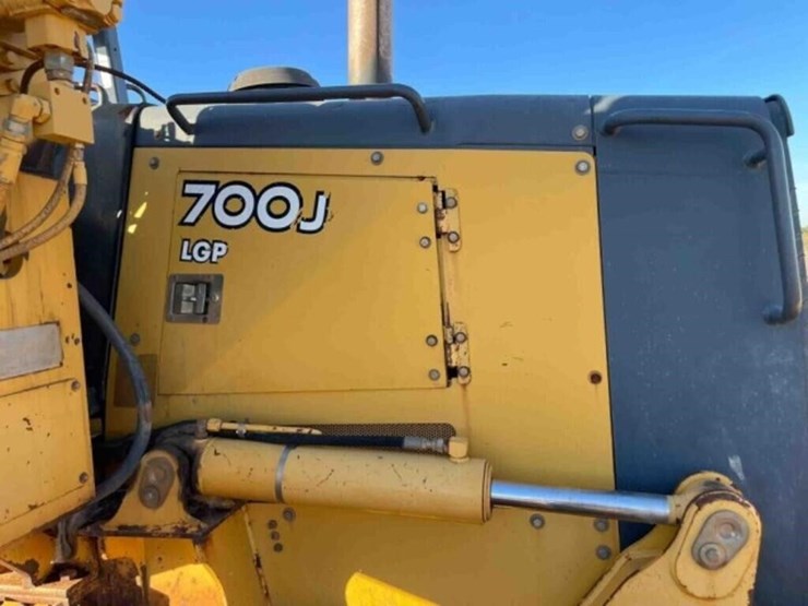 2008-deere-700j-image-8