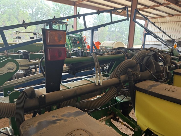 2021-john-deere-1725-image-12