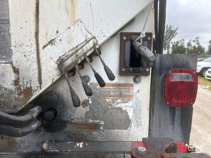 2014-freightliner-m2-106-image-41