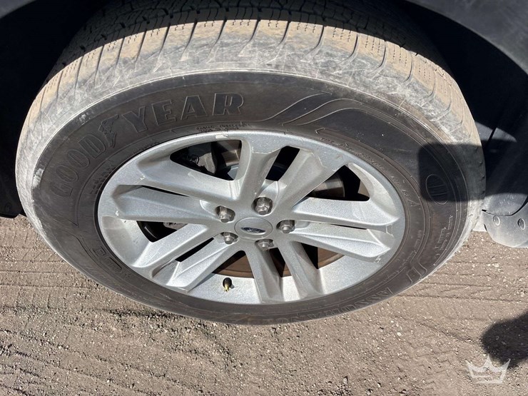 2017-ford-explorer-image-27