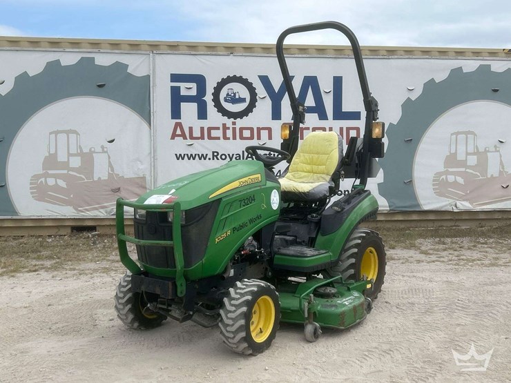 john-deere-1025r-sub-compact-tractor-mower-image-1