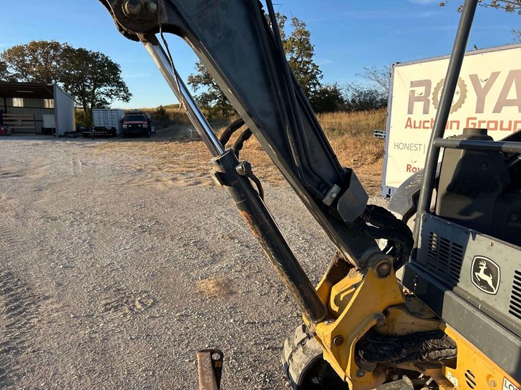 2013-deere-27d-image-19