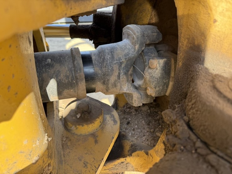 2010-caterpillar-740-image-20