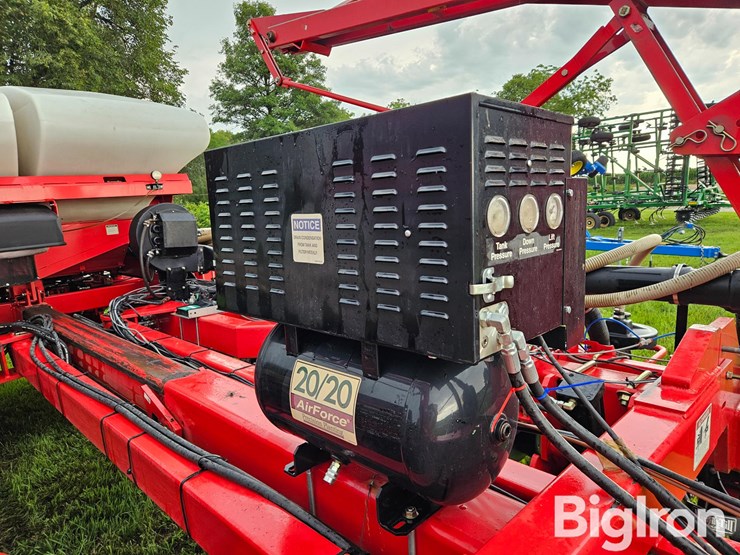 2007-white-8524c-24r20-planter-image-15