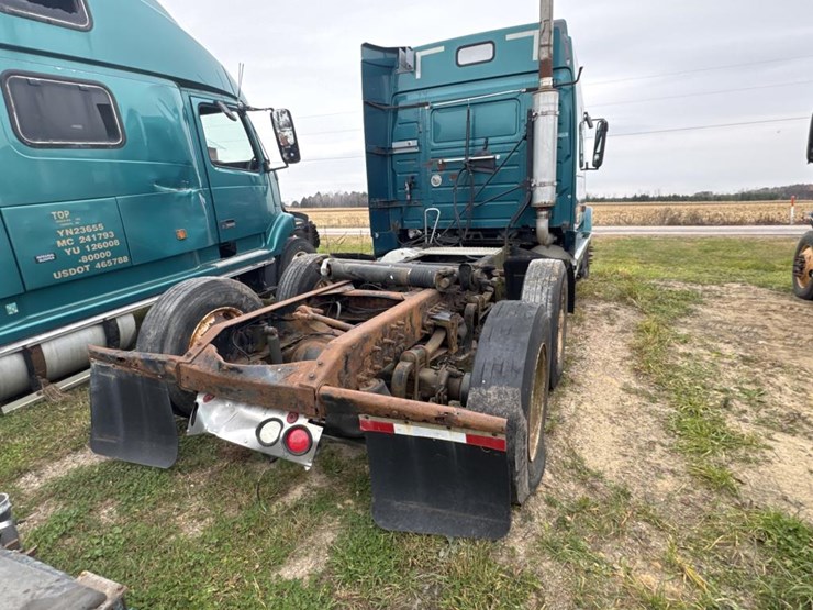 #3154-•-volvo-s60-parts-sleeper-truck-image-5