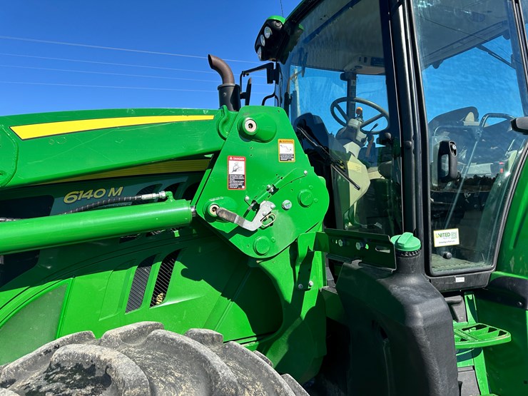 2013-john-deere-6140m-image-24
